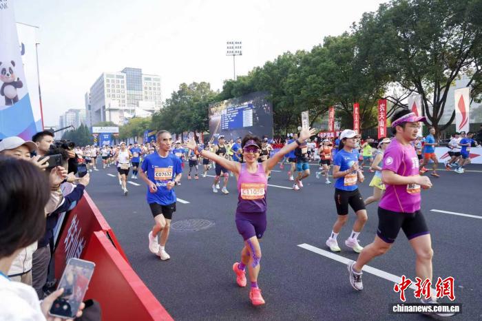 三万跑者竞逐杭州最美赛道：杭马以千年文脉与