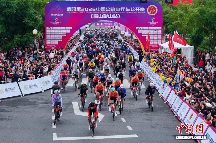 2025中国公路自行车公开赛彭山站开赛 选手穿越江