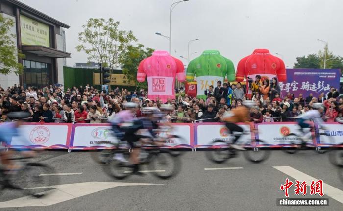 2025中国公路自行车公开赛彭山站开赛 选手穿越江