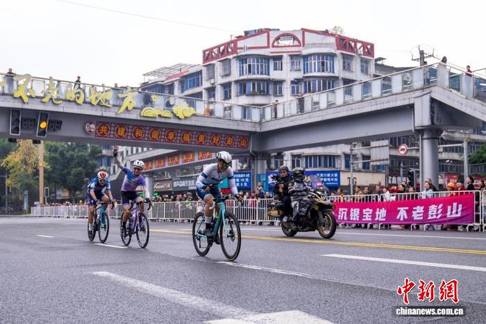 2025中国公路自行车公开赛彭山站开赛 选手穿越江