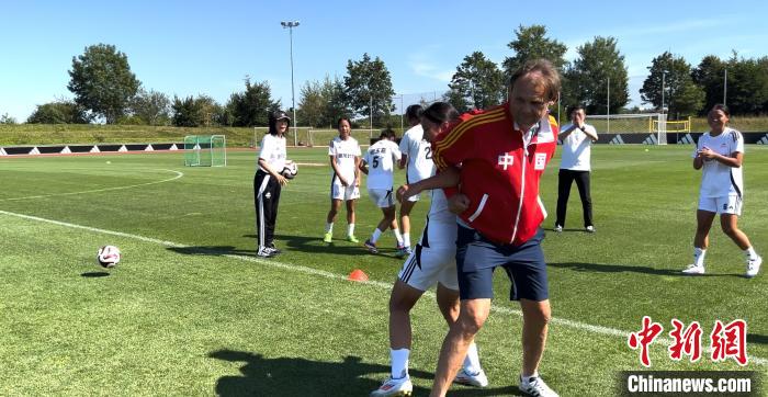 中德女足少年绿茵场共绘足球文化交流新篇