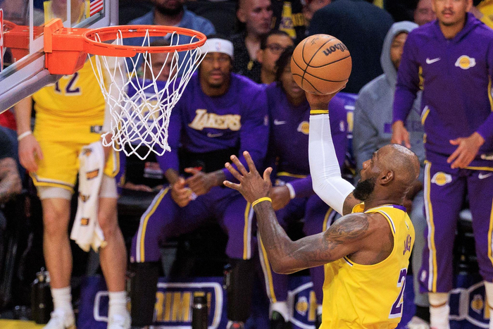 湖人加时力克掘金 老詹转型蓝领助力团队胜利