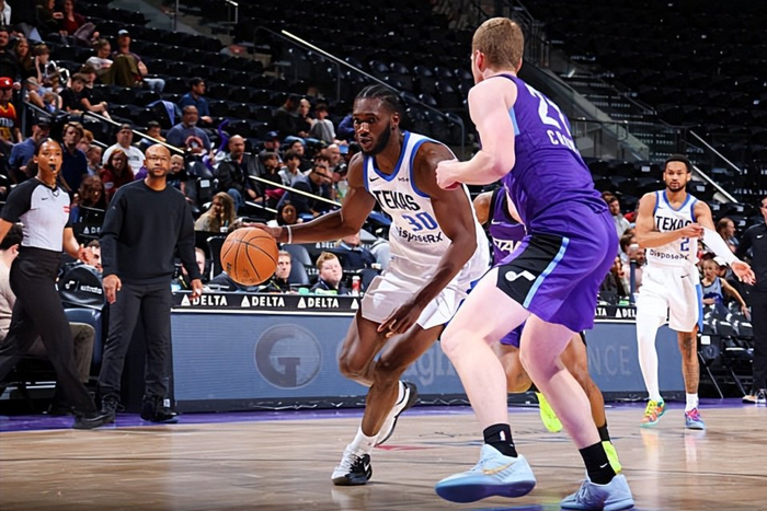 独行侠内线西塞发展联盟首秀闪耀 攻防全能成关