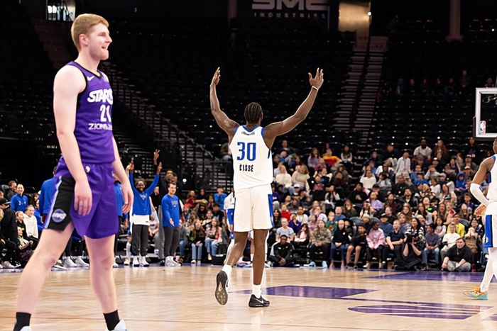 独行侠内线西塞发展联盟首秀闪耀 攻防全能成关