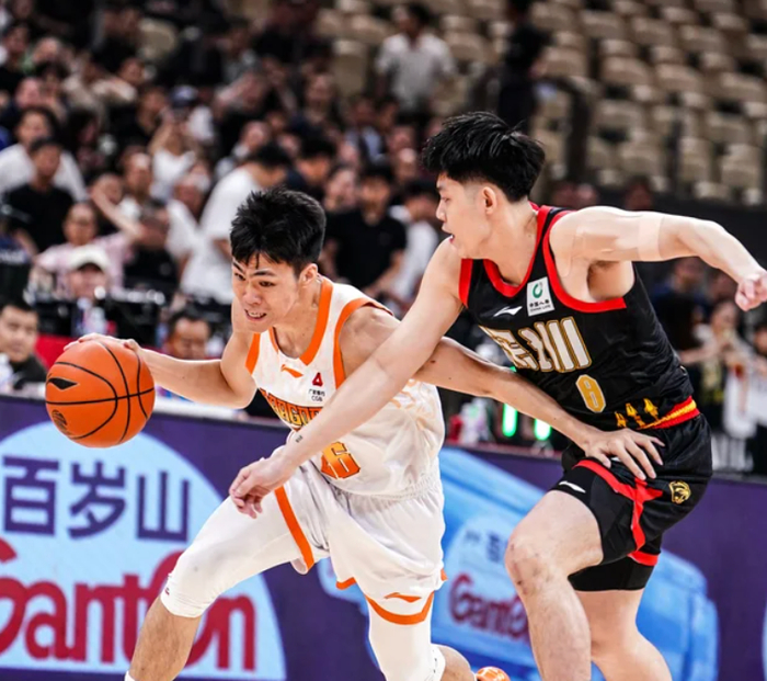 菜鸟庞峥麟对阵国手贺希宁 数据差距凸显 新秀之