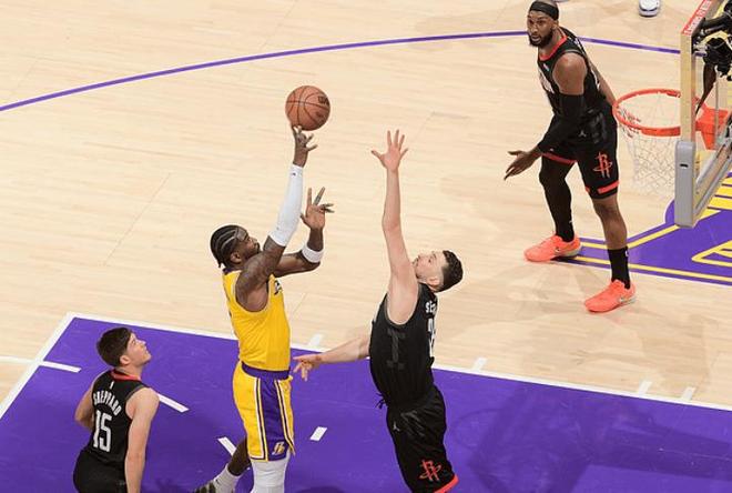 湖人主场力克火箭 詹姆斯准三双引领逆转