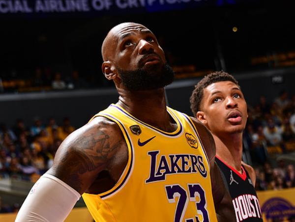 湖人主场力克火箭 詹姆斯准三双引领逆转